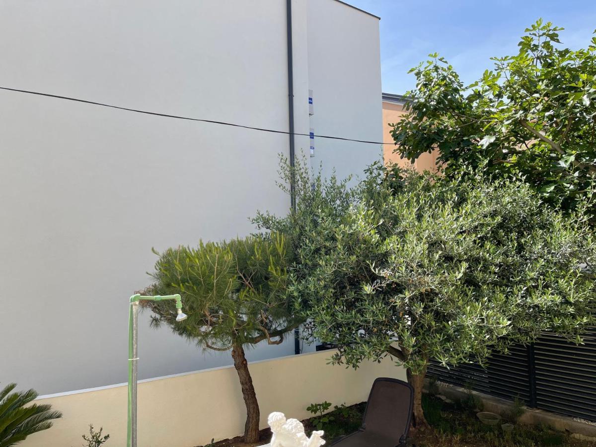 Apartments Villa Engeli Vir Exteriör bild