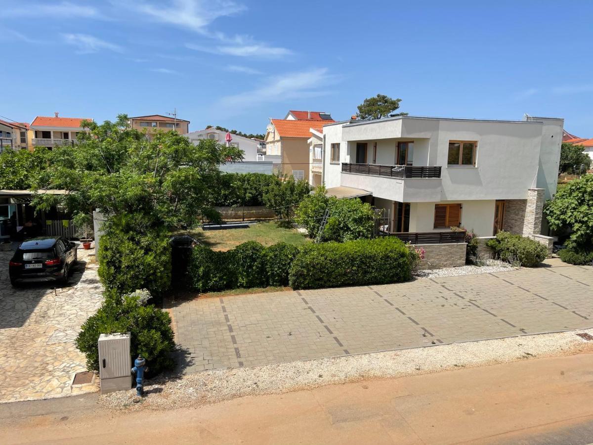 Apartments Villa Engeli Vir Exteriör bild
