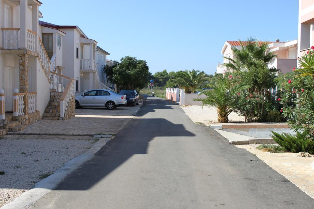 Apartments Villa Engeli Vir Exteriör bild