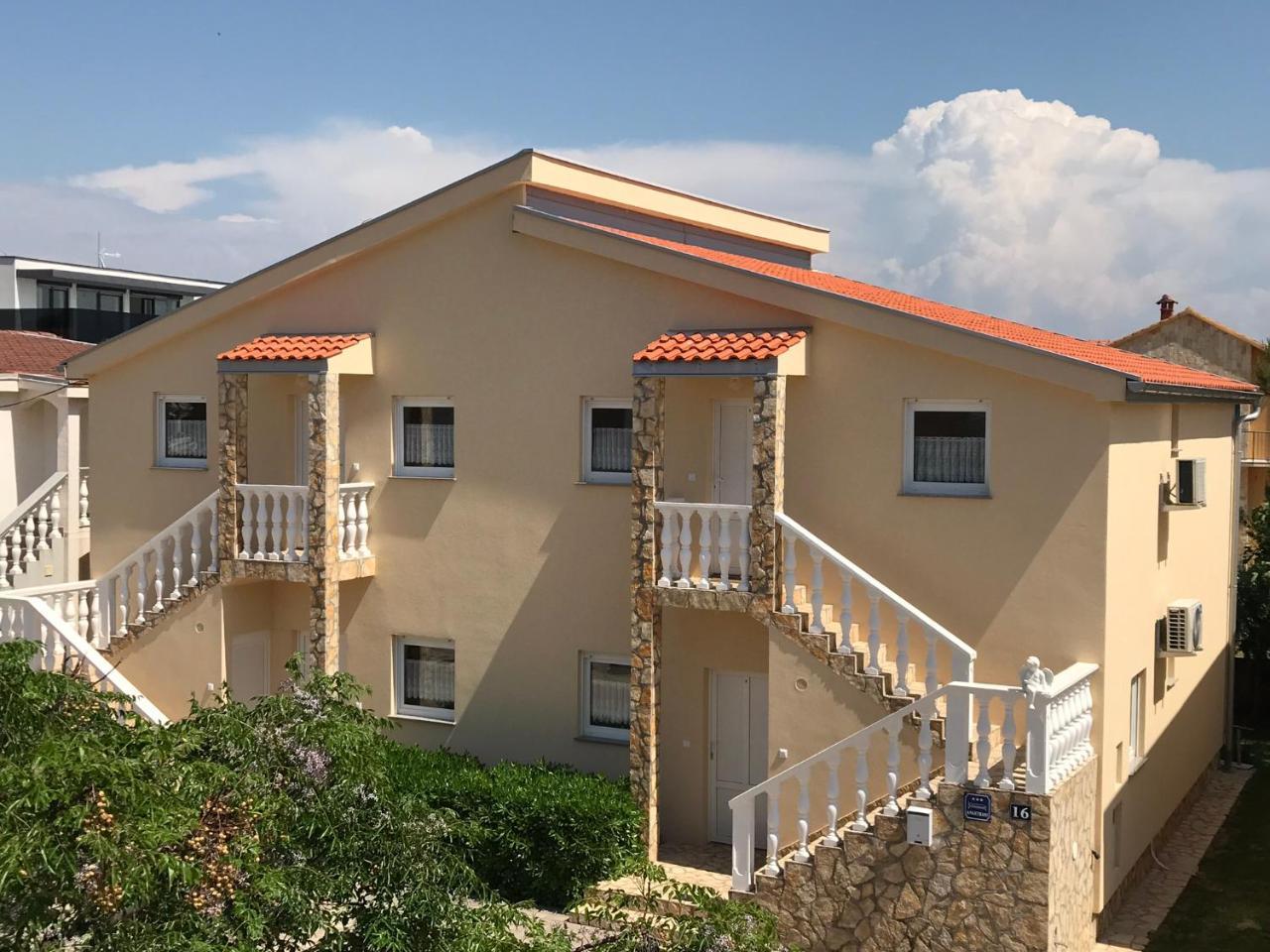 Apartments Villa Engeli Vir Exteriör bild