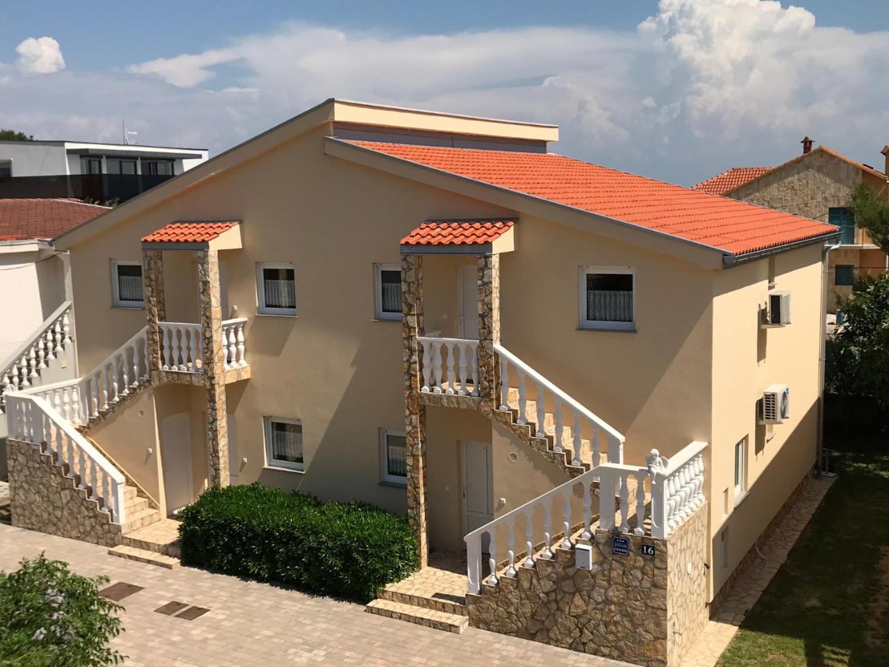 Apartments Villa Engeli Vir Exteriör bild